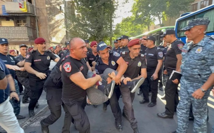 Полиция Арманистон Тергов қўмитаси биноси ёнида ўнлаб одамларни ҳибсга олди Полиция Арманистон Тергов қўмитаси биноси ёнида ўнлаб одамларни ҳибсга олди